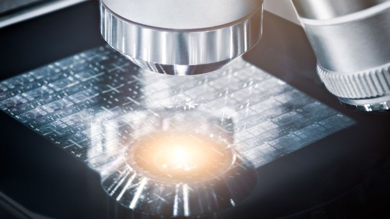 Ein innovatives Material wird unter eine Mikroskop untersucht