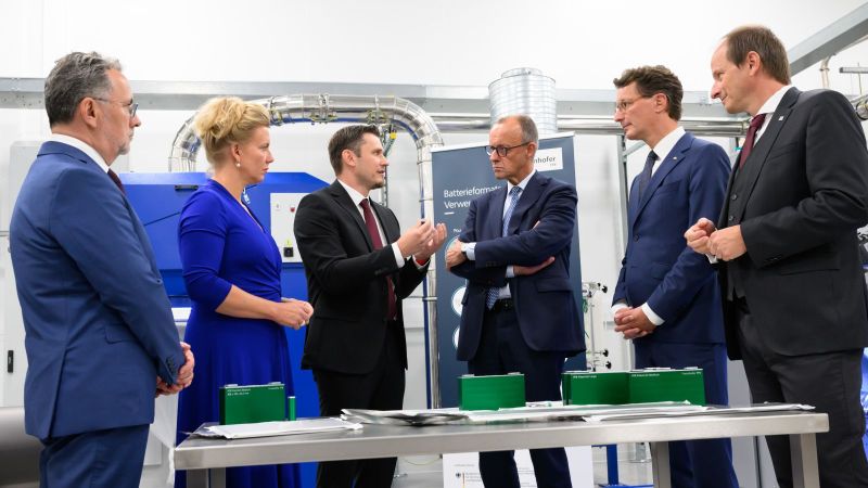 Bundeskanzler Friedrich Merz besichtigt gemeinsam mit NRW-Ministerpräsident Hendrik Wüst und Wissenschaftsministerin Ina Brandes die FFB und lässt sich zentrale Prozessschritte der Batteriezellproduktion erläutern
