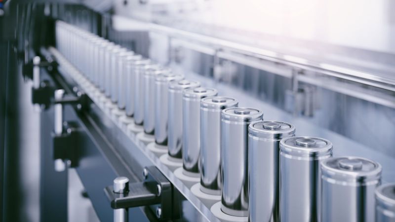 Eine Reihe aus Rundzellen in einer hellen, modernen Fabrik.