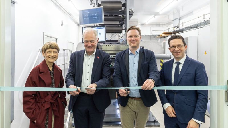 Bei der Einweihung der Batterieforschungsanlage ForBatt an der TU Braunschweig (v. l. n. r.): TU-Präsidentin Prof. Angela Ittel, Prof. Arno Kwade, BMFTR-Referent Dr. Stefan Jung und Niedersachsens Wissenschaftsminister Falko Mohrs