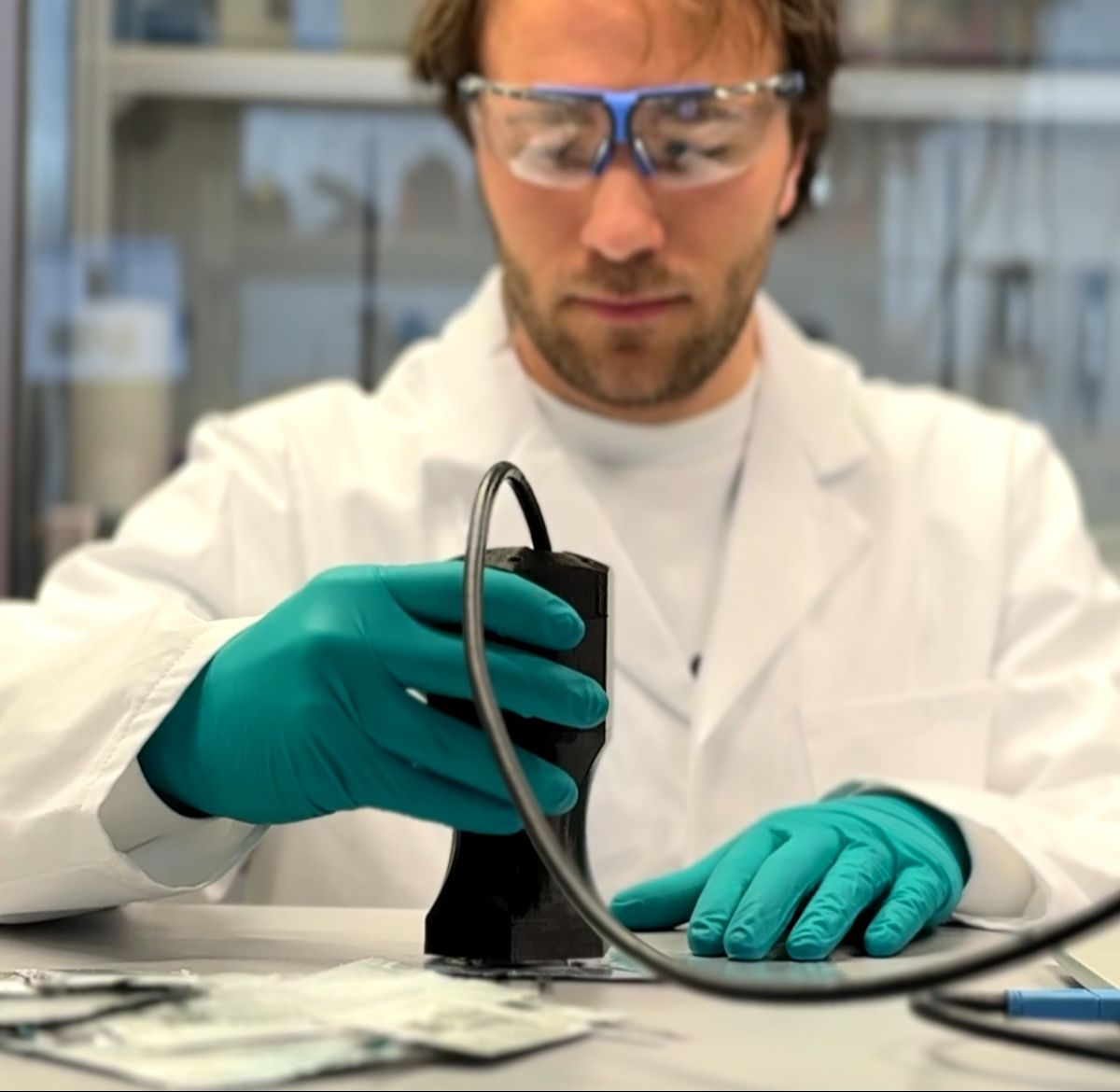 Einfaches Auslesen der Informationen der mit Fluoreszenzmarkern gekennzeichnete Batteriezellen | © K. Selsam, Fraunhofer ISC / IDcycLIB