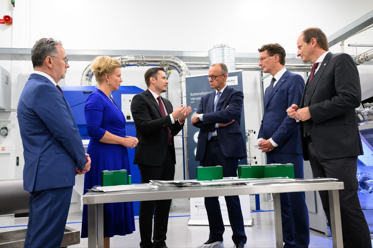Bundeskanzler Friedrich Merz besichtigt gemeinsam mit NRW-Ministerpräsident Hendrik Wüst und Wissenschaftsministerin Ina Brandes die FFB und lässt sich zentrale Prozessschritte der Batteriezellproduktion erläutern | © Michael C. Möller