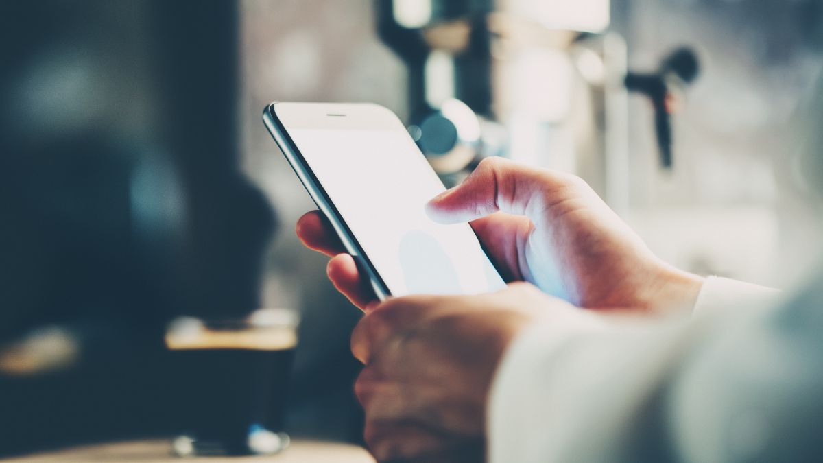 Eine Person hält ein modernes Smartphone in der Hand