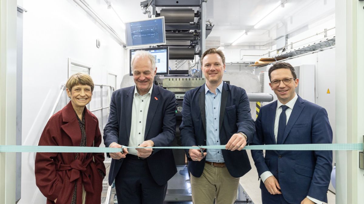 Bei der Einweihung der Batterieforschungsanlage ForBatt an der TU Braunschweig (v. l. n. r.): TU-Präsidentin Prof. Angela Ittel, Prof. Arno Kwade, BMFTR-Referent Dr. Stefan Jung und Niedersachsens Wissenschaftsminister Falko Mohrs | Bei der Einweihung der Batterieforschungsanlage ForBatt an der TU Braunschweig (v. l. n. r.): TU-Pr&auml;sidentin Prof. Angela Ittel, Prof. Arno Kwade, BMFTR-Referent Dr. Stefan Jung und Niedersachsens Wissenschaftsminister Falko Mohrs<br />&copy;&nbsp;Christian Bierwagen/TU Braunschweig