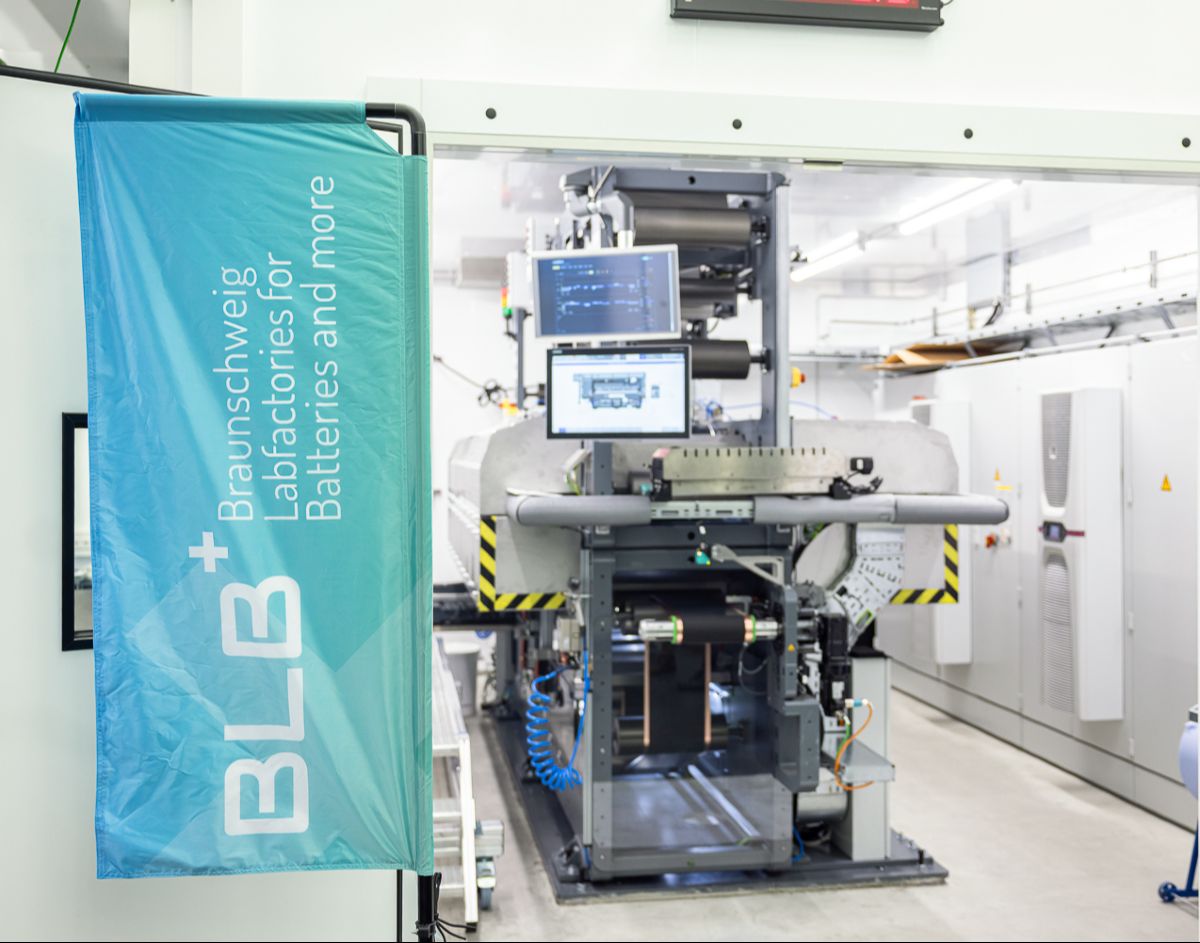 Pilotanlage zur Trockenbeschichtung mit Trockenraum und Laborinfrastruktur | Die Pilotanlage zur Trockenbeschichtung mit Trockenraum und Laborinfrastruktur<br />&copy; Christian Bierwagen/TU Braunschweig